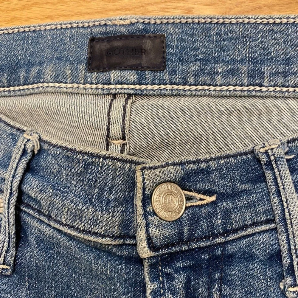 MOTHER The Rascal Ankle Chew Jeans Learning to Hula Distressed Straight Crop 26